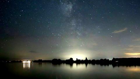 Foto einer nächtlichen Seenlandschaft mit Sternenhimmel