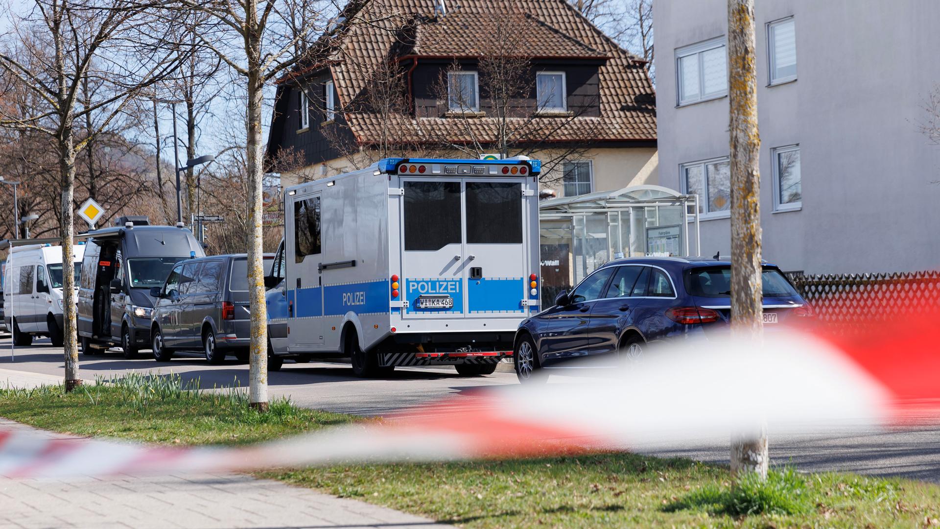 Das Foto zeigt den Einsatz-Wagen der Polizei bei einer Razzia in Reutlingen.