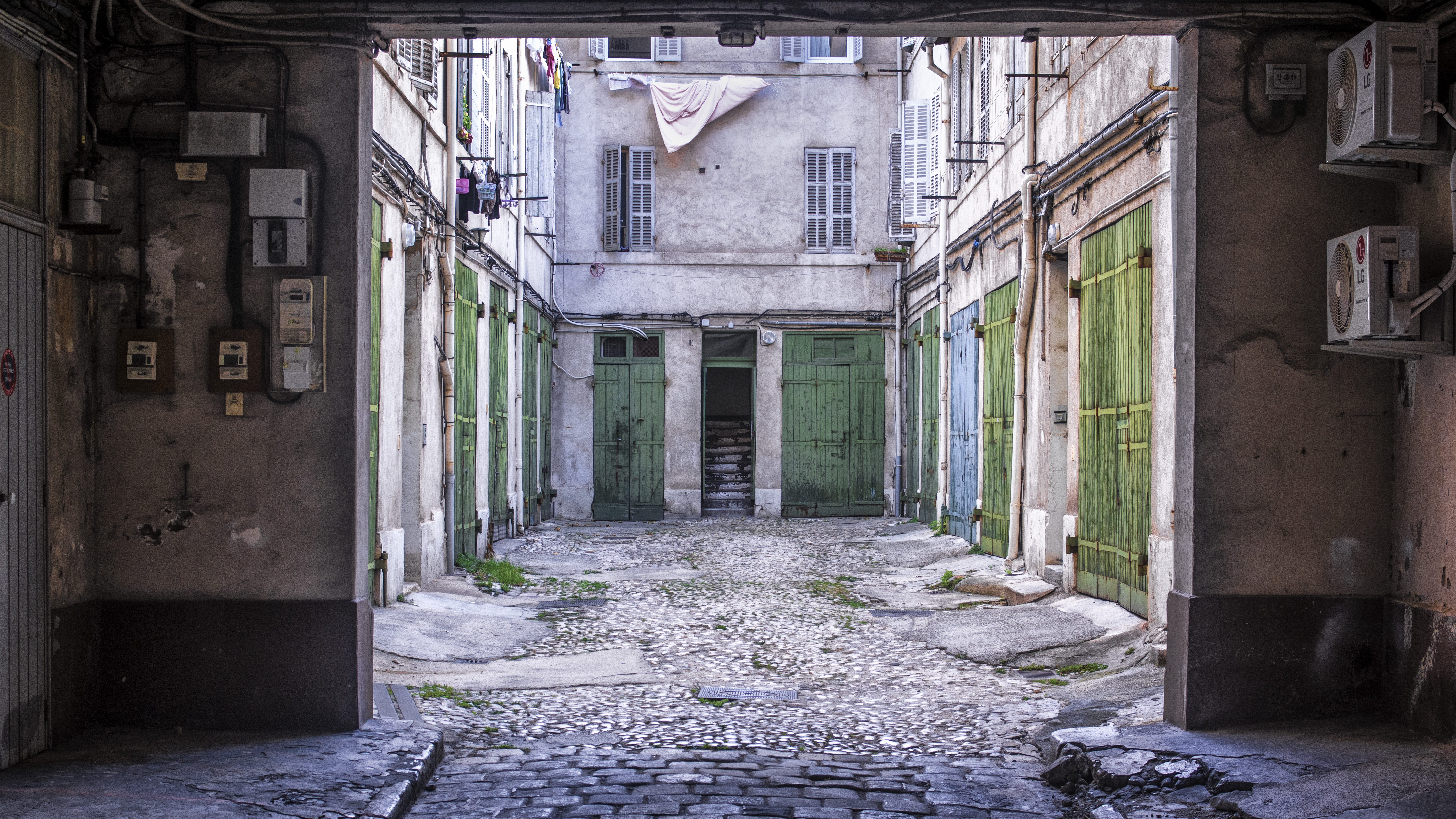 Ein alter, ungepflegter Altbau in Marseille.