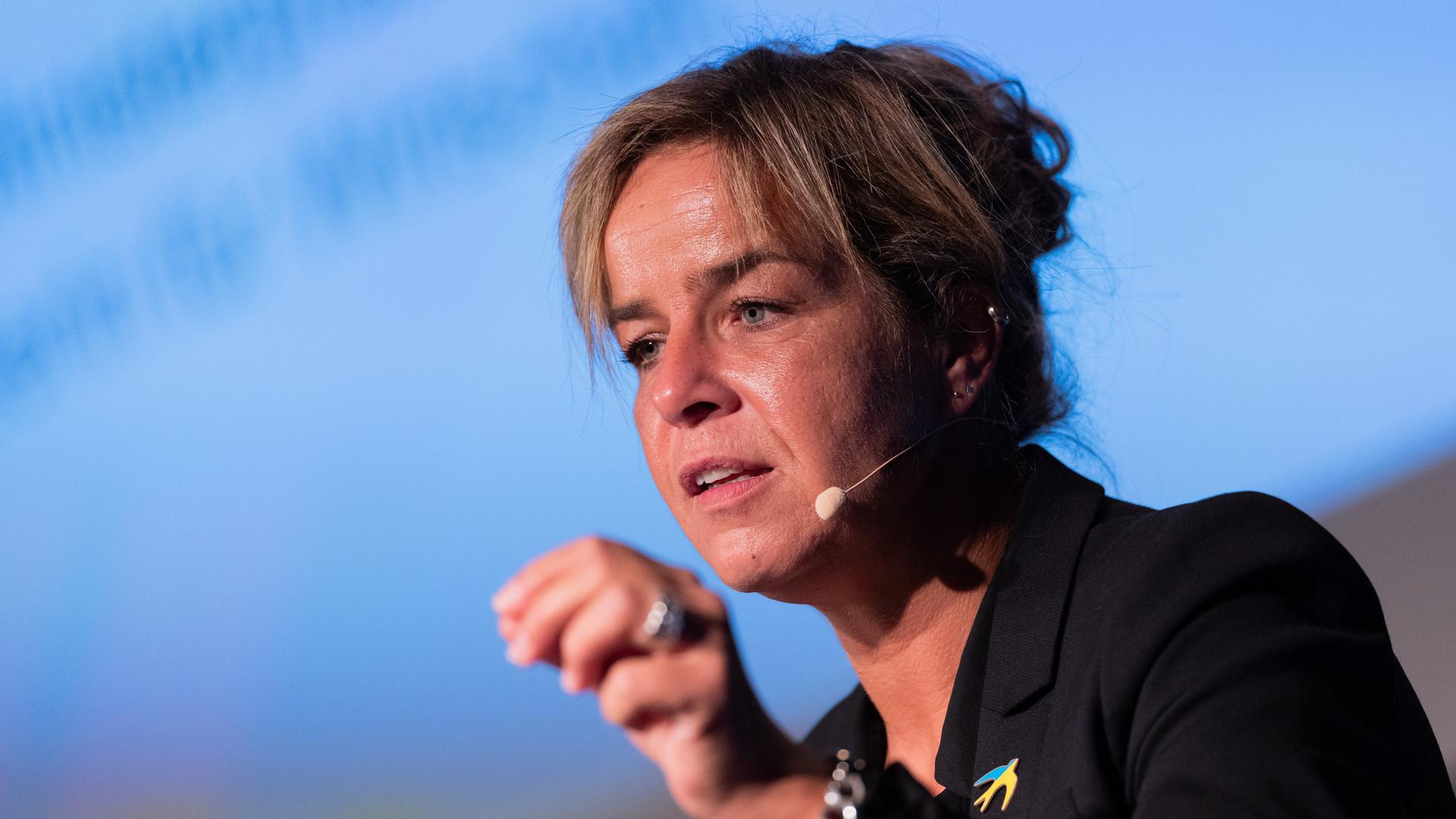 Mona Neubaur (Grüne) spricht auf einer Veranstaltung, Mona Neubaur (Grüne) spricht auf einer Veranstaltung,