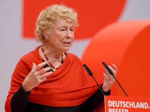 SPD-Politikerin Gesine Schwan steht an einem Rednerpult. 