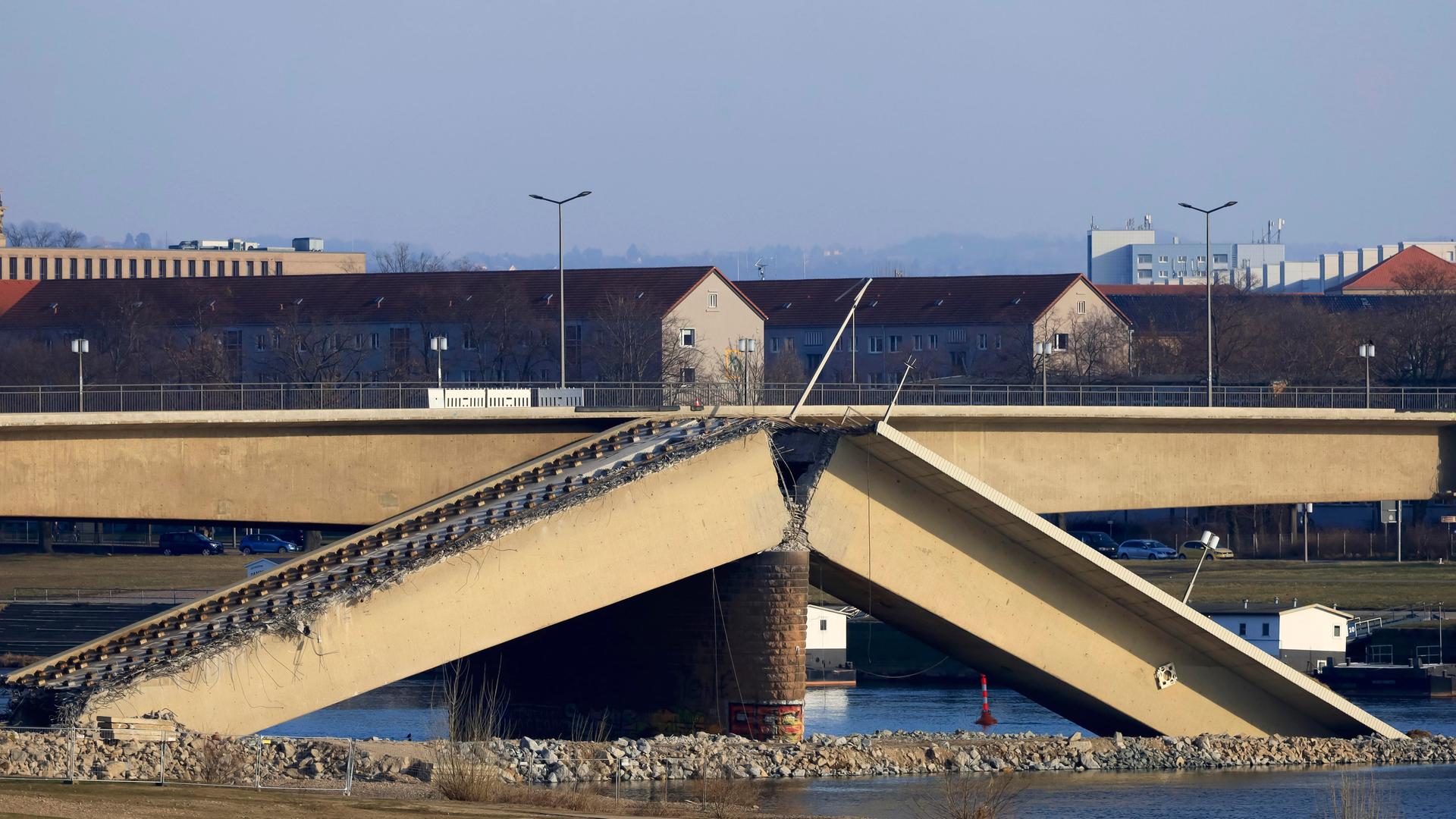 Teilweise eingestürzte Carolabrücke Dresden