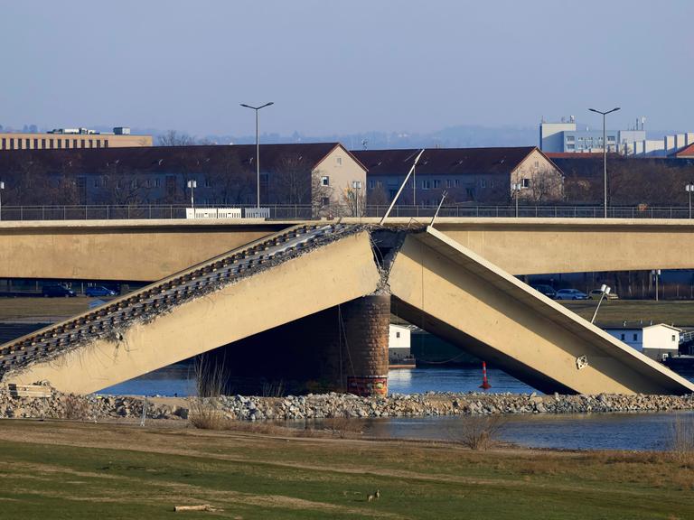 Teilweise eingestürzte Carolabrücke Dresden