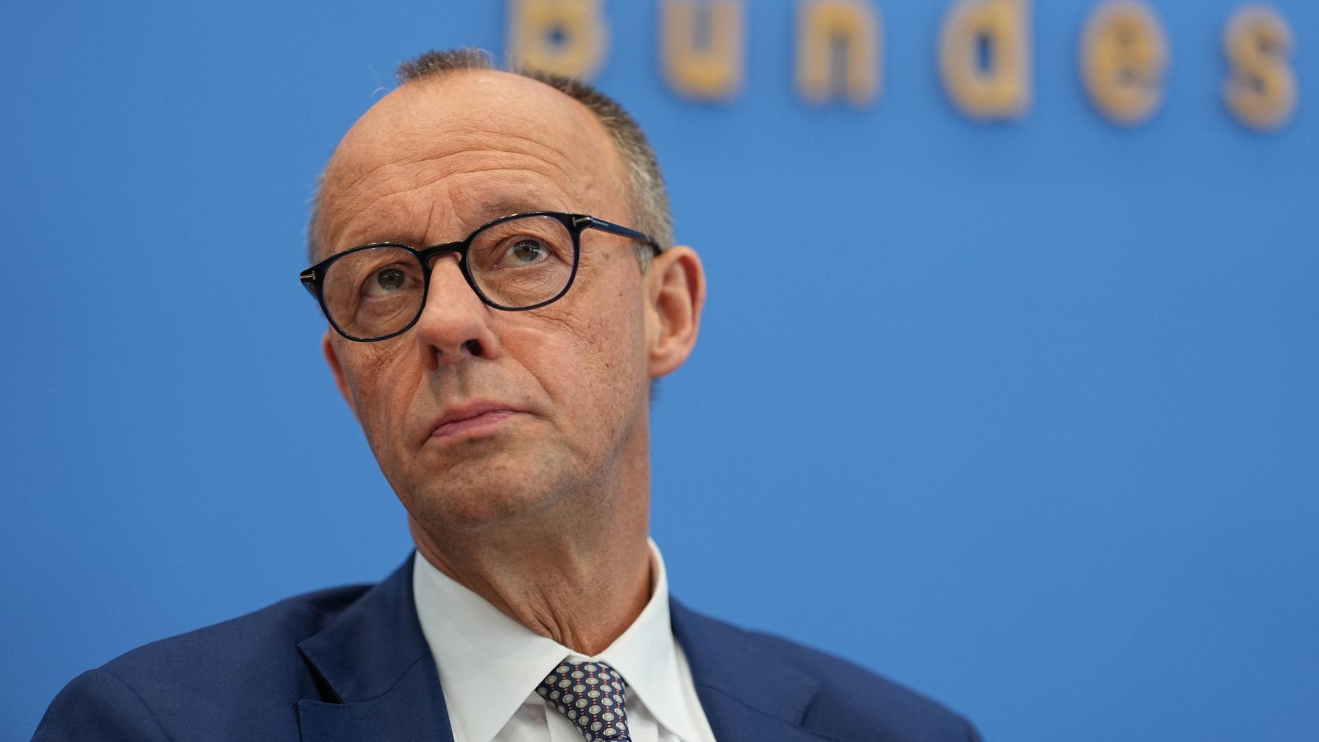 Bundeskanzler Friedrich Merz (CDU) blickt bei der Sommer-Pressekonferenz in der Bundespressekonferenz nachdenklich nach oben. 