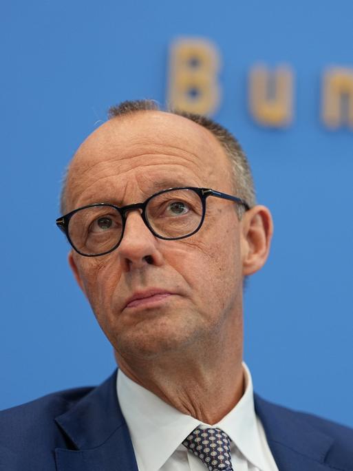Bundeskanzler Friedrich Merz (CDU) sitzt bei seiner Sommer-Pressekonferenz in der Bundespressekonferenz. 