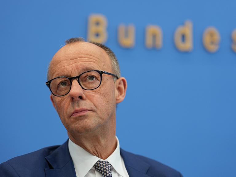 Bundeskanzler Friedrich Merz (CDU) sitzt bei seiner Sommer-Pressekonferenz in der Bundespressekonferenz. 