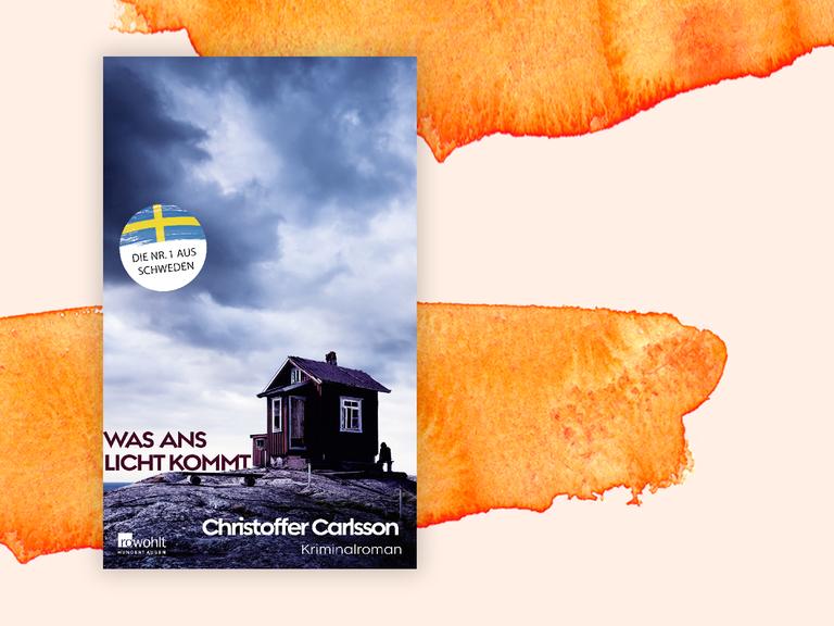 Auf dem Bild ist eine einsame schwedische Holzhütte am Strand zu sehen. Vor der Hütte eine Person in einer Regenjacke, im Hintergrund ist das Meer. Neben der Horizontlinie der Buchtitel und der Autorenname. Hinter dem Buchcover sind orangene Farbverläufe.