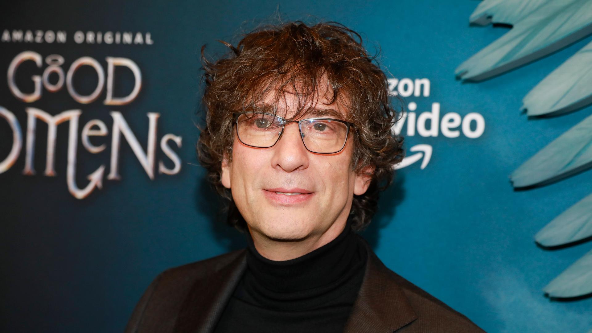 Der britische Autor Neil Gaiman, ein mittelalter Mann mit lockigem Haar, bei der Premiere von der Amazon Prime Video Serie "Good Omens" Der britische Autor Neil Gaiman, ein mittelalter Mann mit lockigem Haar, bei der Premiere von der Amazon Prime Video Serie "Good Omens"