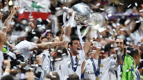 Spieler von Real Madrid mit dem Champions-League-Pokal nach dem Erfolg 2014