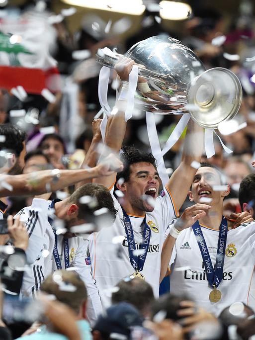 Spieler von Real Madrid mit dem Champions-League-Pokal nach dem Erfolg 2014