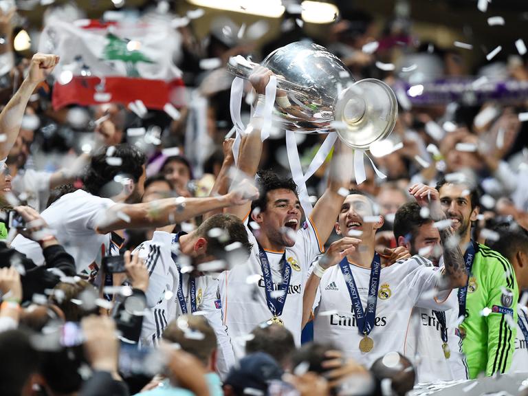 Spieler von Real Madrid mit dem Champions-League-Pokal nach dem Erfolg 2014