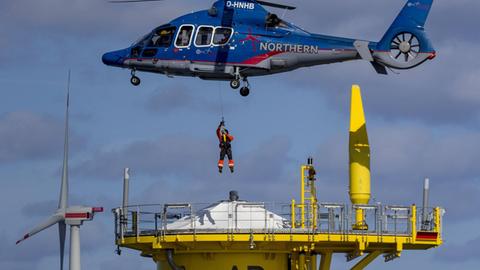 Windpark Arkona / ,  Die Besatzung des Offshore-Rettungshubschraubers trainiert einen Rettungseinsatz im Windpark Arkona auf der Ostsee vor der Insel Ruegen. - *** Windpark Arkona  The crew of the offshore rescue helicopter is training a rescue mission at the Arkona wind farm on the Baltic Sea off the island of Ruegen.