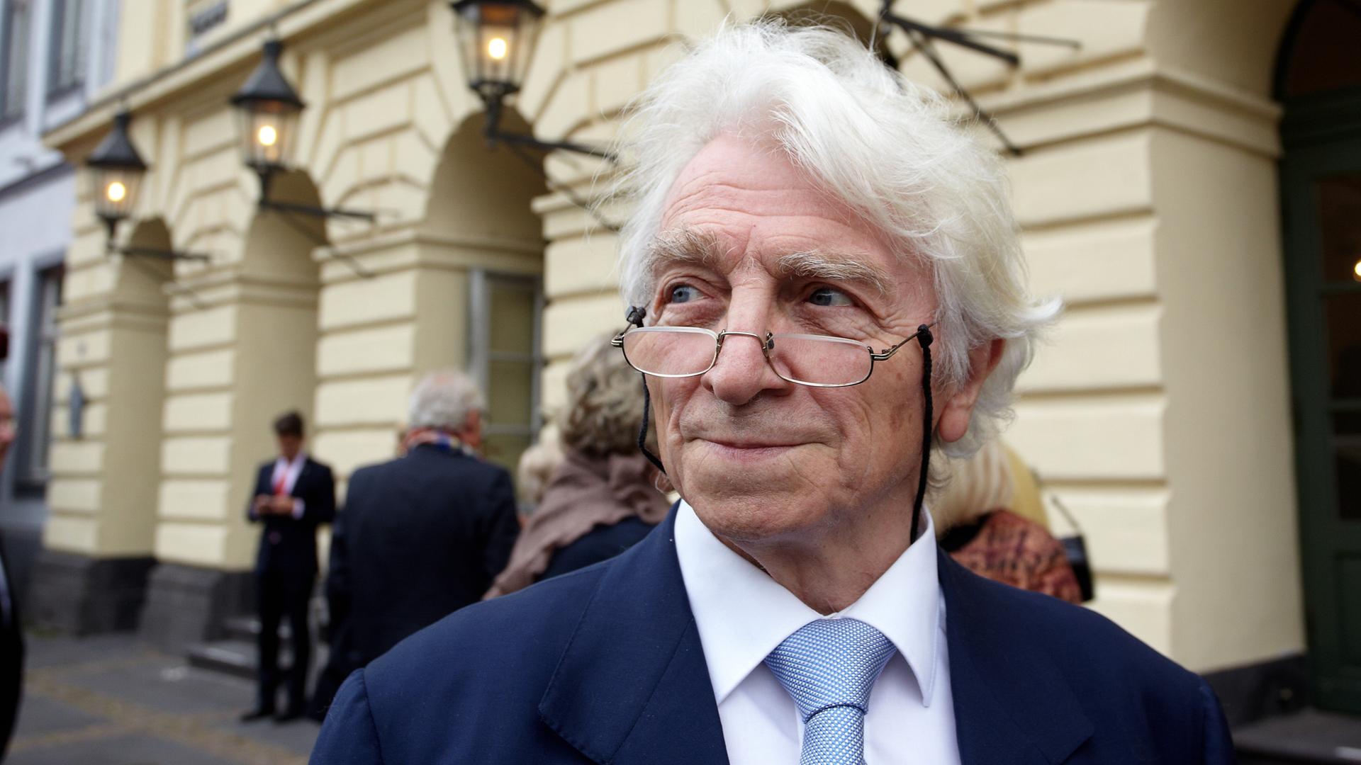Kurt Flasch steht am 21.09.2012 vor dem Stadttheater in Koblenz, wo er mit dem Joseph-Breitbach-Preis ausgezeichnet wurde