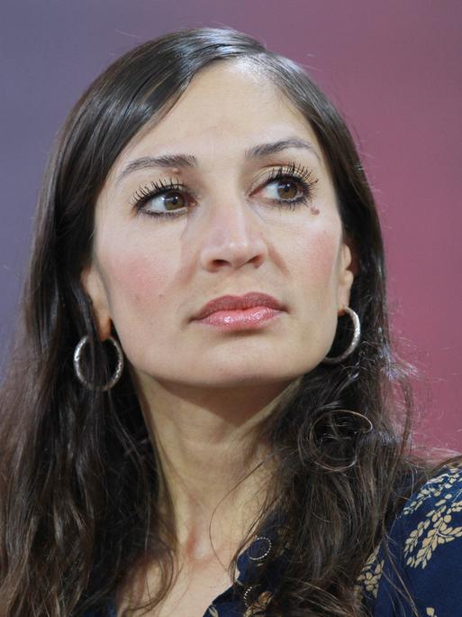 Eine Frau mit langen dunklen Haaren. Es ist die Autorin Gilda Sahebi.