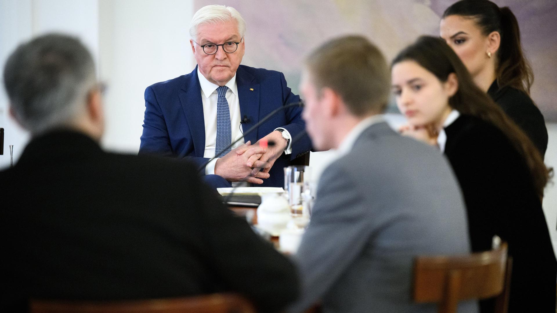 Bundespräsident Frank-Walter Steinmeier (2.v.r) spricht mit Teilnehmern einer Diskussionsveranstaltung mit dem Titel "Konflikt im Klassenzimmer - der Krieg in Nahost und unsere Schulen" im Schloss Bellevue. Bundespräsident Frank-Walter Steinmeier (2.v.r) spricht mit Teilnehmern einer Diskussionsveranstaltung mit dem Titel "Konflikt im Klassenzimmer - der Krieg in Nahost und unsere Schulen" im Schloss Bellevue.
