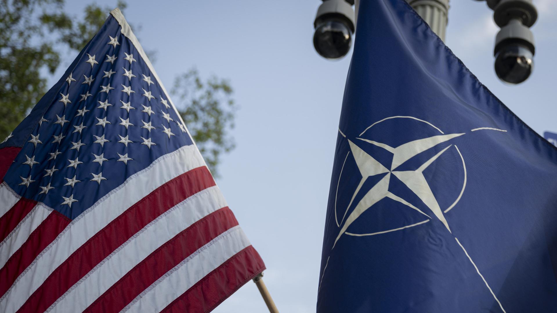 Eine US- und eine NATO-Flagge stehen an einem Pfahl in Washington.