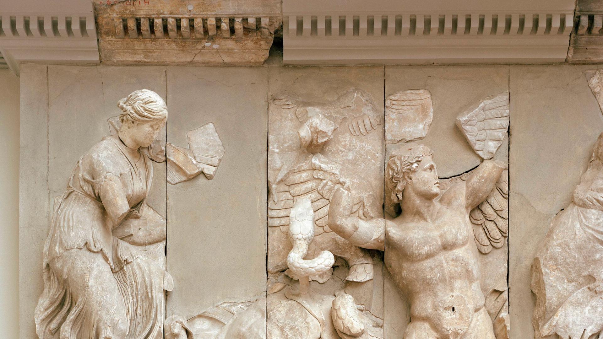 Der Pergamon Altar ist eine griechische Plastik, die den Kampf der Götter und Giganten abbildet: Die Liebesgöttin Aphrodite zieht eine Lanze aus einem getöteten Giganten; rechts ein gegen Dione kämpfender Gigant.