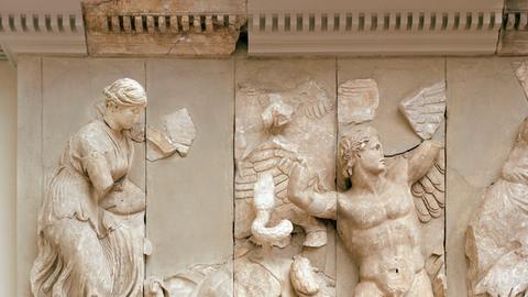Der Pergamon Altar ist eine griechische Plastik, die den Kampf der Götter und Giganten abbildet: Die Liebesgöttin Aphrodite zieht eine Lanze aus einem getöteten Giganten; rechts ein gegen Dione kämpfender Gigant.