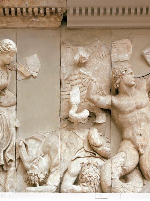 Der Pergamon Altar ist eine griechische Plastik, die den Kampf der Götter und Giganten abbildet: Die Liebesgöttin Aphrodite zieht eine Lanze aus einem getöteten Giganten; rechts ein gegen Dione kämpfender Gigant.