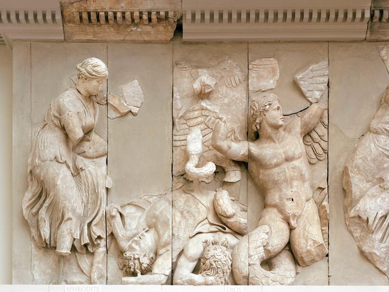 Der Pergamon Altar ist eine griechische Plastik, die den Kampf der Götter und Giganten abbildet: Die Liebesgöttin Aphrodite zieht eine Lanze aus einem getöteten Giganten; rechts ein gegen Dione kämpfender Gigant.