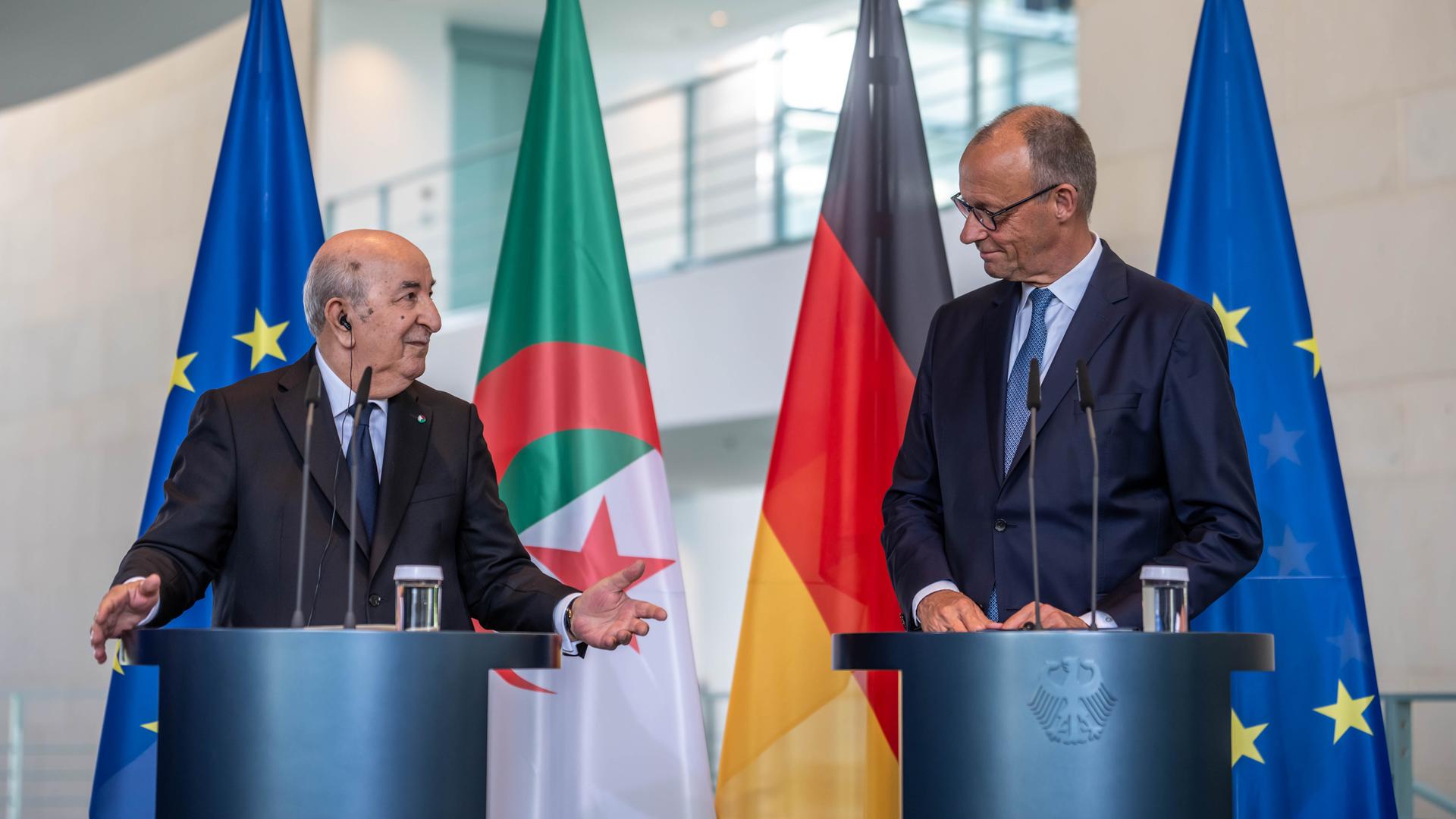 Bundeskanzler Friedrich Merz (r, CDU) nimmt neben Abdelmadjid Tebboune, Präsident von Algerien, an der Pressekonferenz nach einem bilateralen Gespräch im Bundeskanzleramt teil.