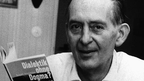 Der Ost-Berliner Regimekritiker Professor Dr. Robert Havemann mit seinem Buch "Dialektik ohne Dogma?".