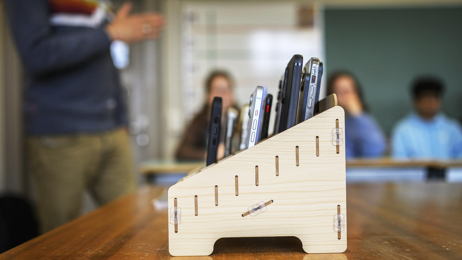 Die Mobiltelefone der Schüler einer Schulklasse in Bern (Schweiz) werden vor dem Unterricht eingesammelt, in einer Handygarage aufbewahrt und anschliessend in einem Schrank eingeschlossen.