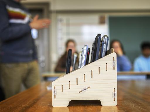 Die Mobiltelefone der Schüler einer Schulklasse in Bern (Schweiz) werden vor dem Unterricht eingesammelt, in einer Handygarage aufbewahrt und anschliessend in einem Schrank eingeschlossen.