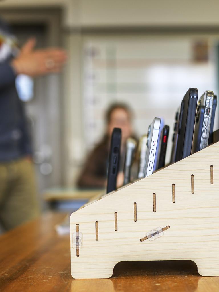 Die Mobiltelefone der Schüler einer Schulklasse in Bern (Schweiz) werden vor dem Unterricht eingesammelt, in einer Handygarage aufbewahrt und anschliessend in einem Schrank eingeschlossen.