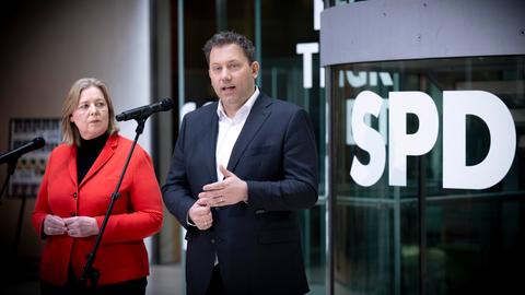 Die SPD-Parteivorsitzenden Bärbel Bas und Lars Klingbeil stehen in der Parteizentrale im Willy-Brandt-Haus in Berlin Deutschland 