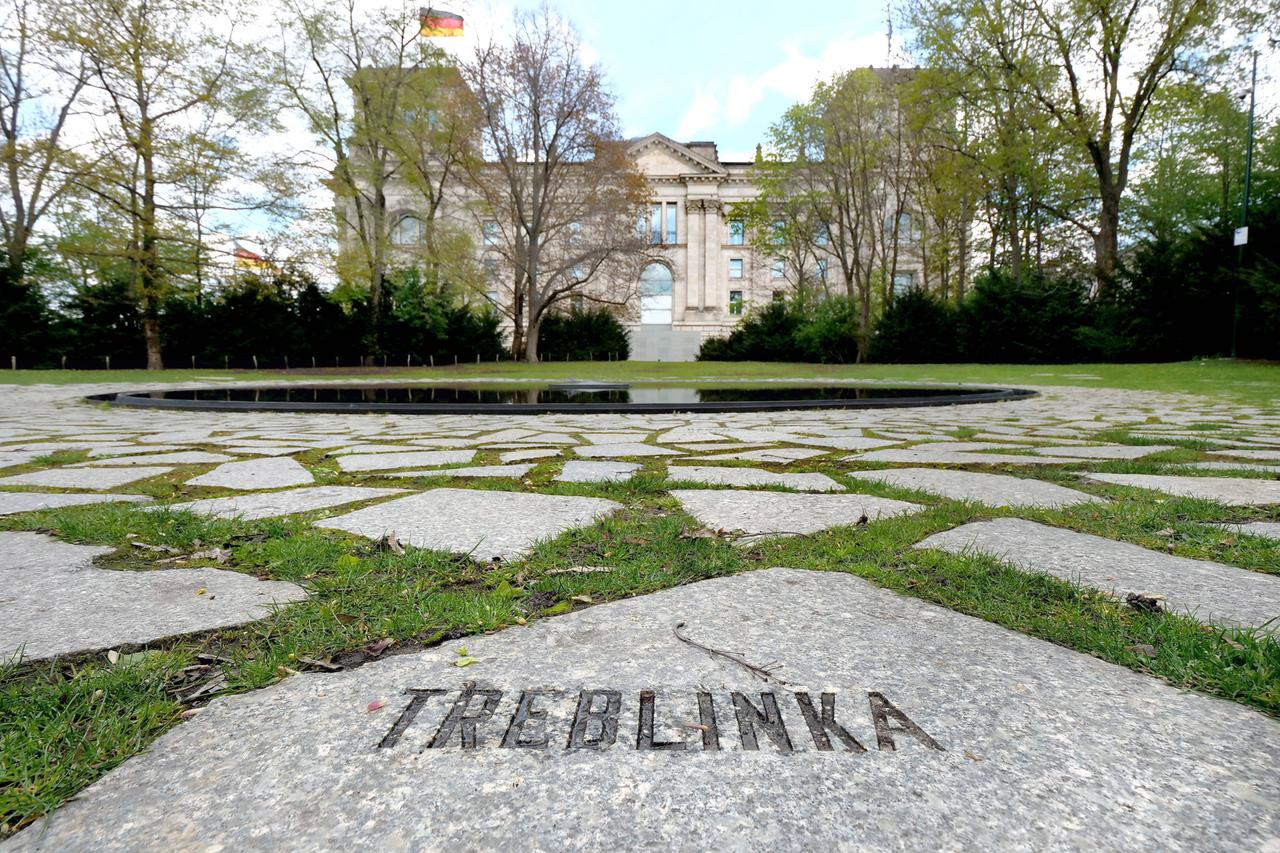 Gedenkstätte für die während der nationalsozialistischen Diktatur ermordeten Sinti und Roma im Berliner Tiergarten 