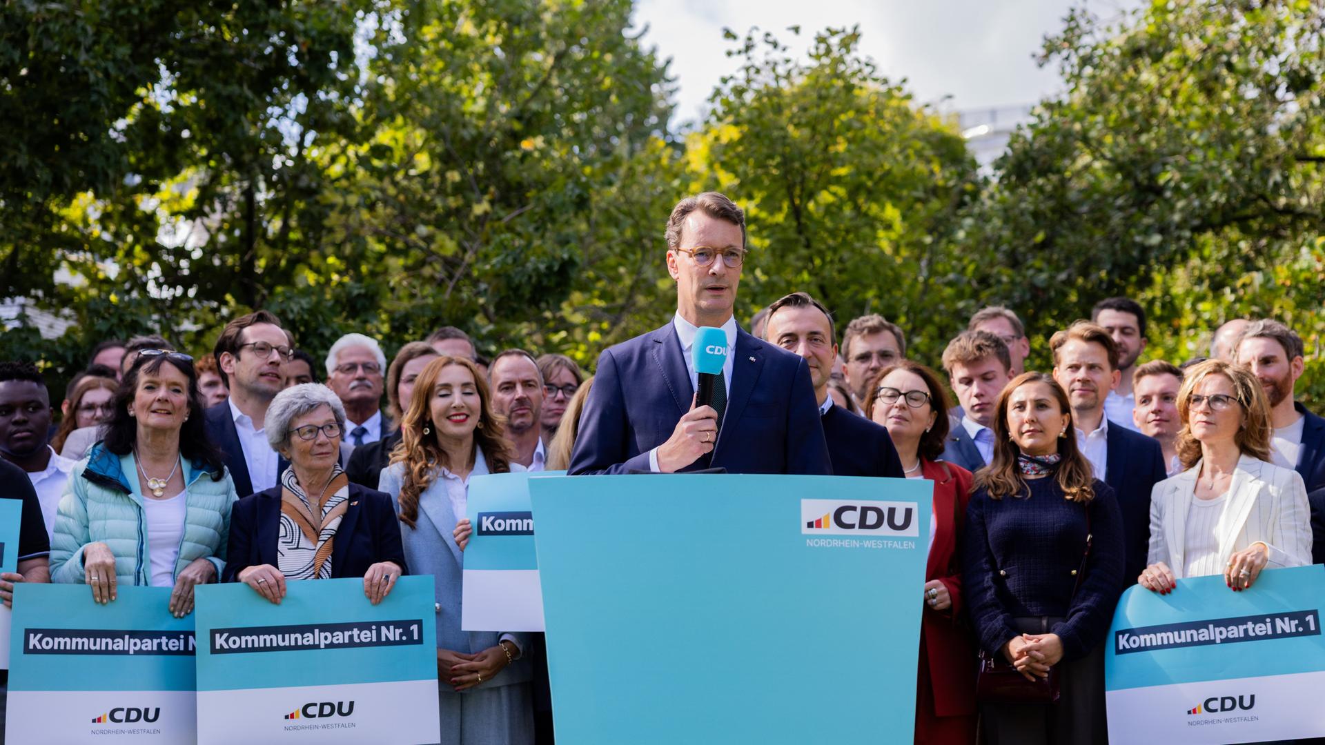 Hendrik Wüst, Vorsitzender der nordrhein-westfälischen CDU und Ministerpräsident von Nordrhein-Westfalen, gibt im Garten der Parteizentrale ein Statement zu den Kommunalwahlen ab. Hinter Wüst stehen Helfer und Wahlkämpfer. Hendrik Wüst, Vorsitzender der nordrhein-westfälischen CDU und Ministerpräsident von Nordrhein-Westfalen, gibt im Garten der Parteizentrale ein Statement zu den Kommunalwahlen ab. Hinter Wüst stehen Helfer und Wahlkämpfer.