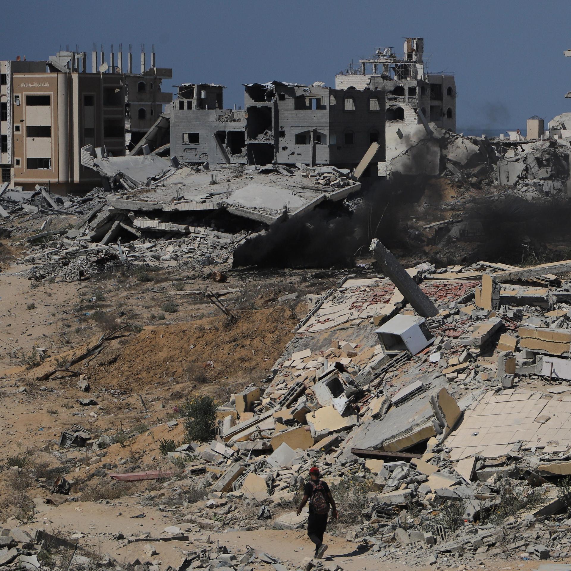 Ein Mann geht durch Trümmer in Gaza-Stadt im Oktober 2025.