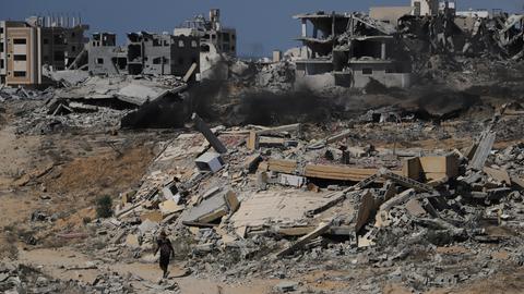 Ein Mann geht durch Trümmer in Gaza-Stadt im Oktober 2025.