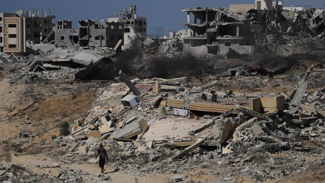 Ein Mann geht durch Trümmer in Gaza-Stadt.