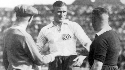 Otto Harder (Mitte) vom Hamburger SV vor dem Endspiel um die Deutsche Meisterschaft 1. FC Nürnberg gegen Hamburger SV (2:0) am 09.06.1924 in Berlin.