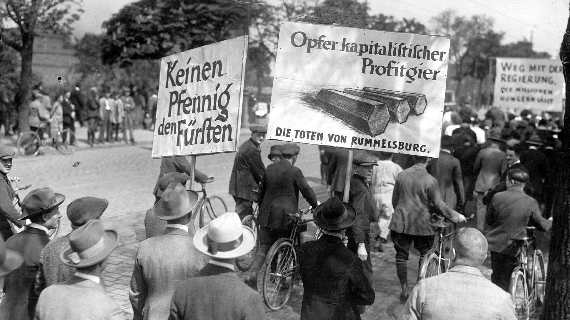 Teilnehmer einer Demonstration 1926 fordern auf ihren Protestschildern unter anderem die entschädigungslose Enteignung der deutschen Fürsten. Teilnehmer einer Demonstration 1926 fordern auf ihren Protestschildern unter anderem die entschädigungslose Enteignung der deutschen Fürsten.