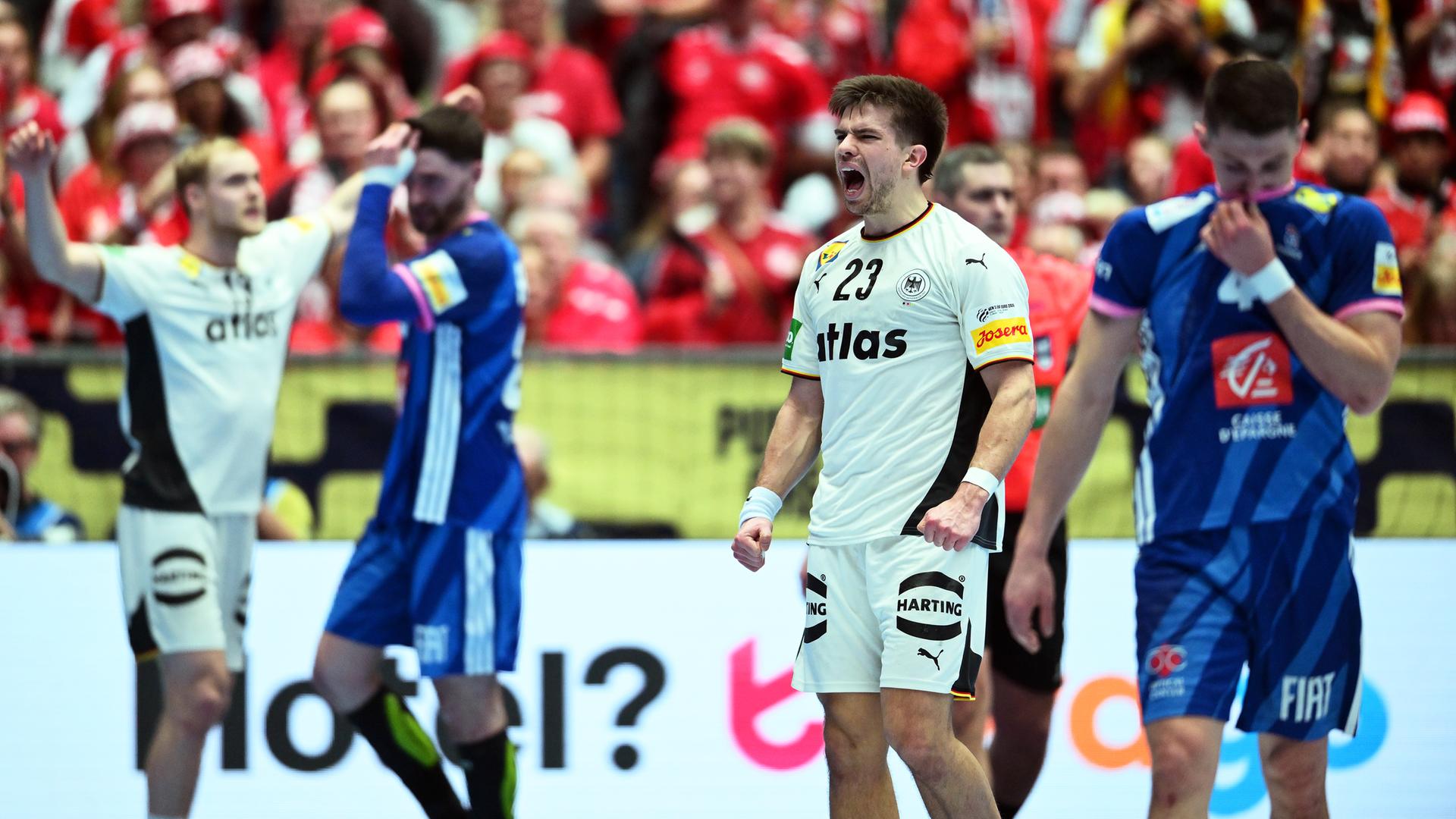 Renars Uscins (2.v.r, Deutschland) jubelt beim Schlusspfiff, zwei Franzosen lassen den Kopf hängen.