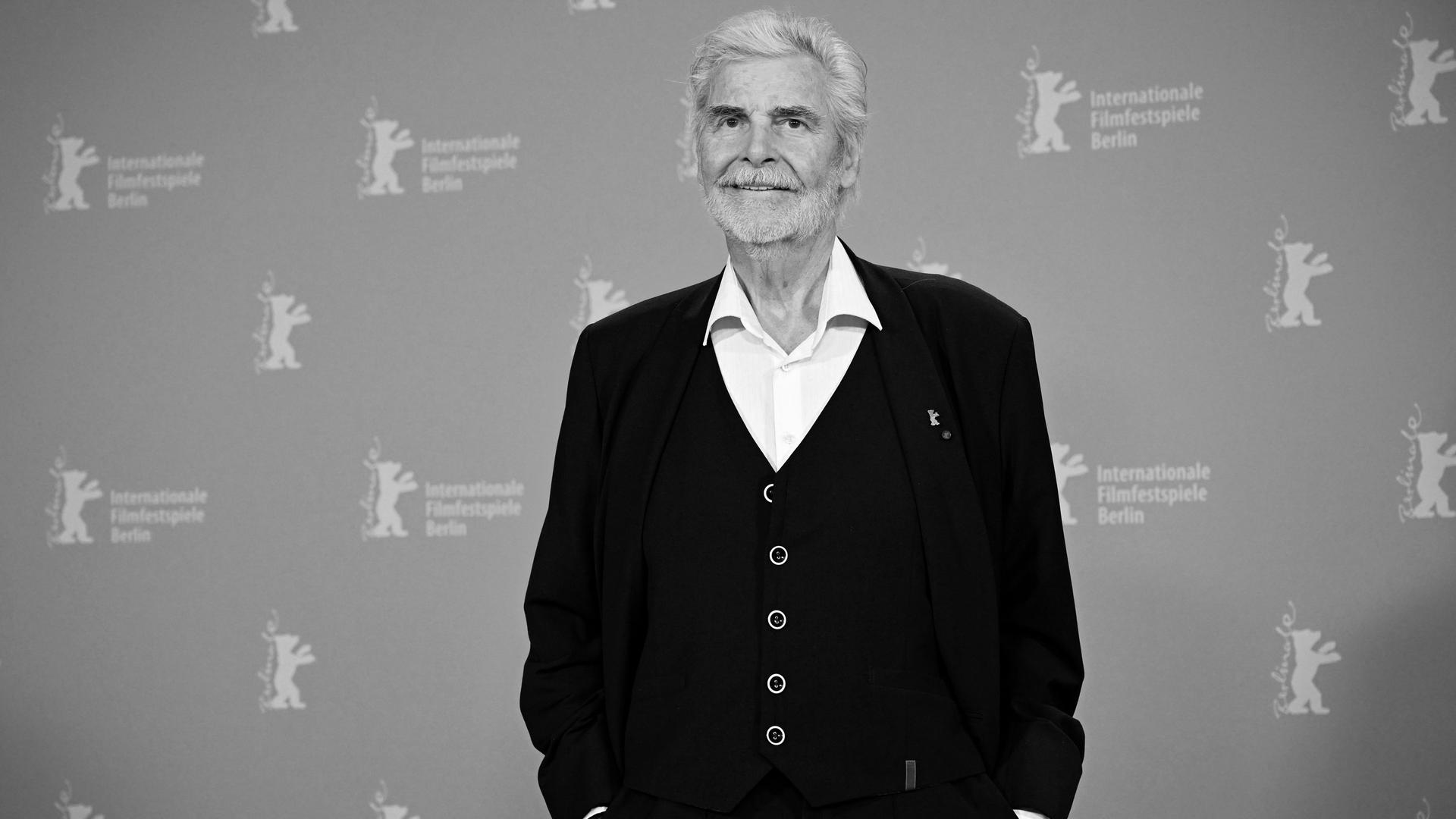 Peter Simonischek , Schauspieler, steht zum Photo-Termin des Films "Der vermessene Mensch" (Measures of Men), der in der Sektion Berlinale Special der Berlinale im Februar lief.