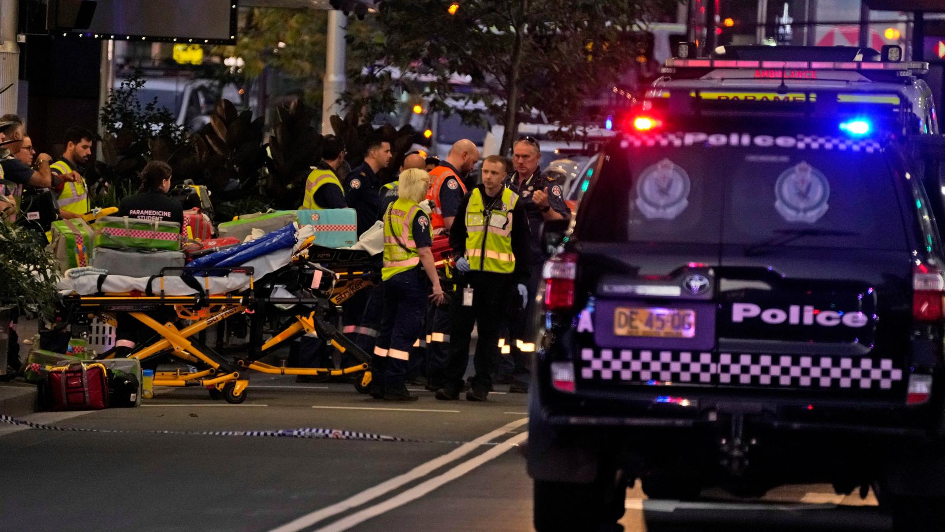 Das Foto zeigt Einsatzkräfte in Sydney, es ist dunkel auf der Straße.