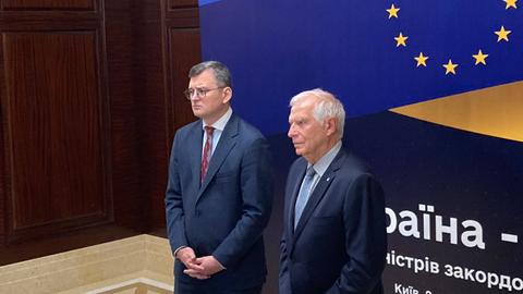 Ukraine, Kiew: Ukrainischer Außenminister Dmytro Kuleba (l) und der EU-Außenbeauftragte Josep Borrell sprechen zur Eröffnung des informellen EU-Außenministerrates in Kiew.