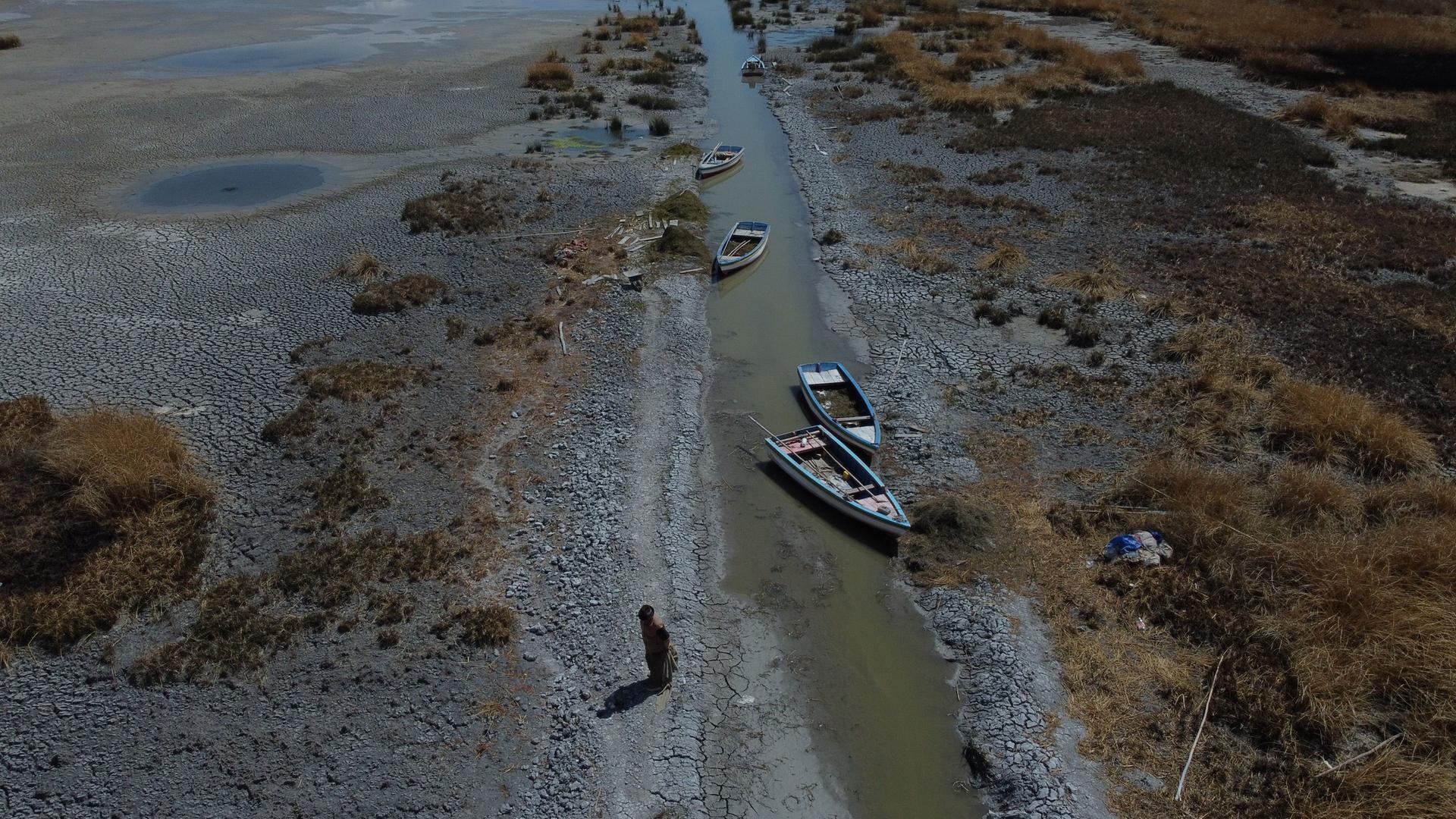 Bolivien, Huarina: Boote stehen an einem fast ausgetrockneten Ufer des Titicacasees nahe der Ortschaft Huarina.