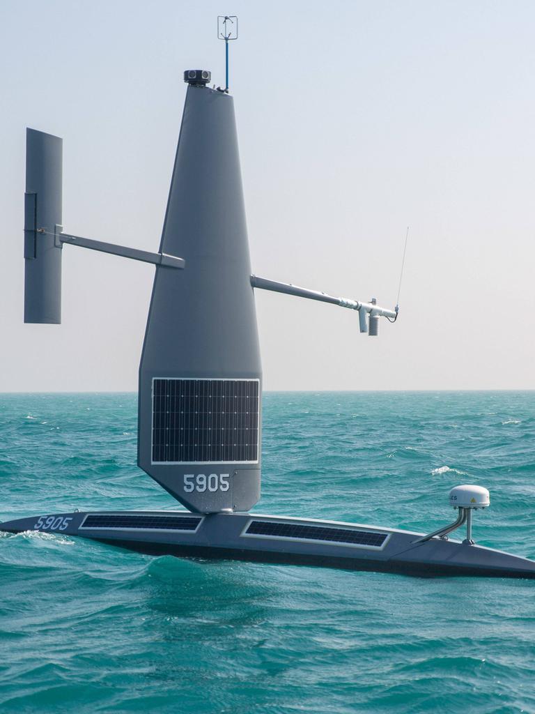 Das unbemannte Überwasserschiff "Saildrone Explorer" wird am 27. Januar 2022 im Arabischen Golf vor der Küste Bahrains ins Meer geschleppt.  Das unbemannte Überwasserschiff "Saildrone Explorer" wird am 27. Januar 2022 im Arabischen Golf vor der Küste Bahrains ins Meer geschleppt.
