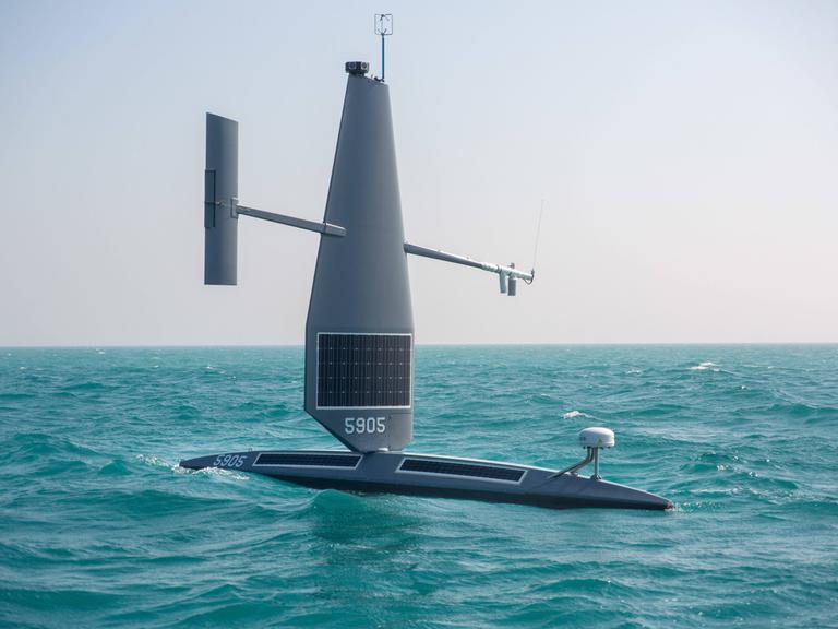Das unbemannte Überwasserschiff "Saildrone Explorer" wird am 27. Januar 2022 im Arabischen Golf vor der Küste Bahrains ins Meer geschleppt. 