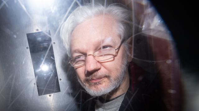 Großbritannien, London: Wikileaks-Gründer Julian Assange verlässt das Gericht Westminster Magistrates Court nach einer Anhörung zum Auslieferungsgesuch der USA.