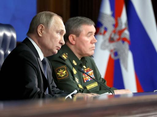 Russlands Präsident Wladimir Putin und Generalstabschef Waleri Gerassimow sitzen nebeneinander 
