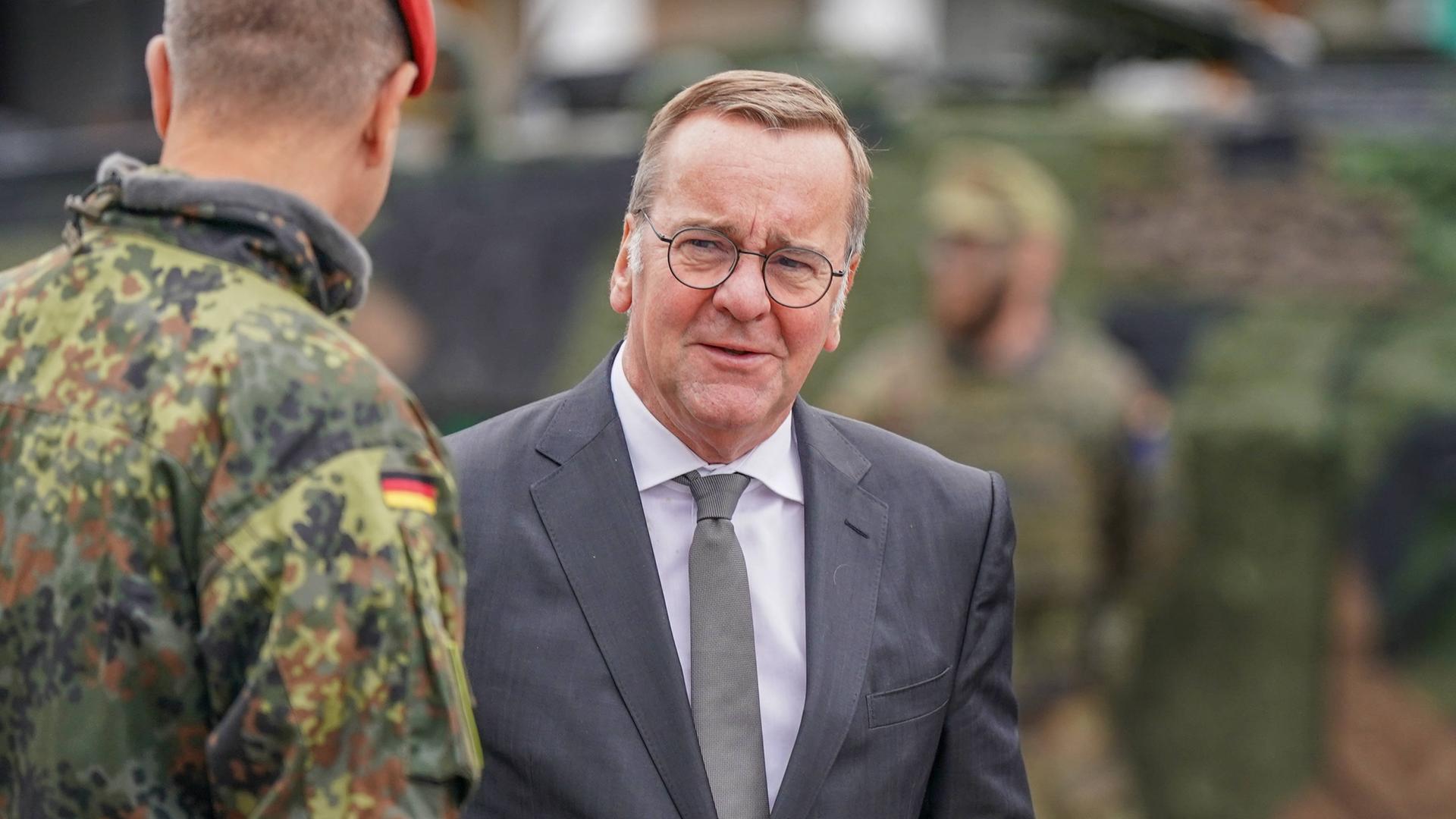 Verteidigungsminister Boris Pistorius im Gespräch mit einem Soldaten in der Artillerieschule Idar-Oberstein