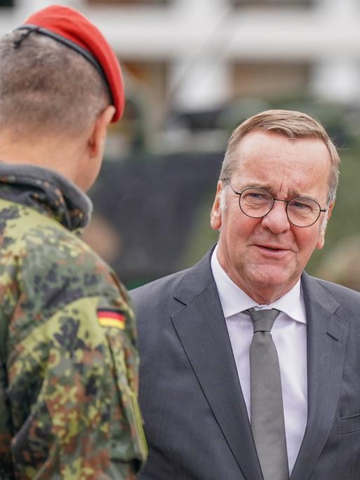 Verteidigungsminister Boris Pistorius im Gespräch mit einem Soldaten in der Artillerieschule Idar-Oberstein