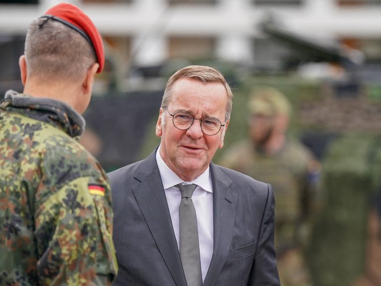 Verteidigungsminister Boris Pistorius im Gespräch mit einem Soldaten in der Artillerieschule Idar-Oberstein
