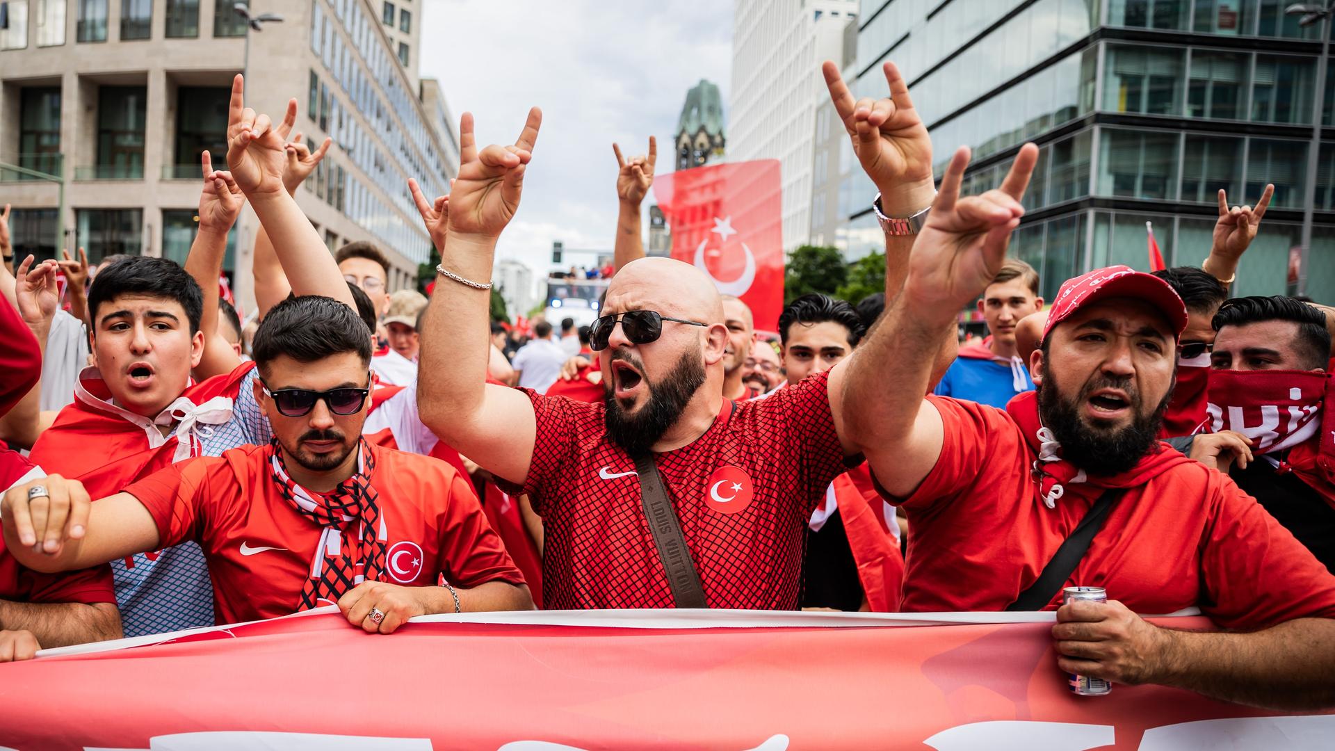 Türkei-Fans zeigen bei einem Fanmarsch Richtung Olympiastadion den "Wolfsgruß" Türkei-Fans zeigen bei einem Fanmarsch Richtung Olympiastadion den "Wolfsgruß"